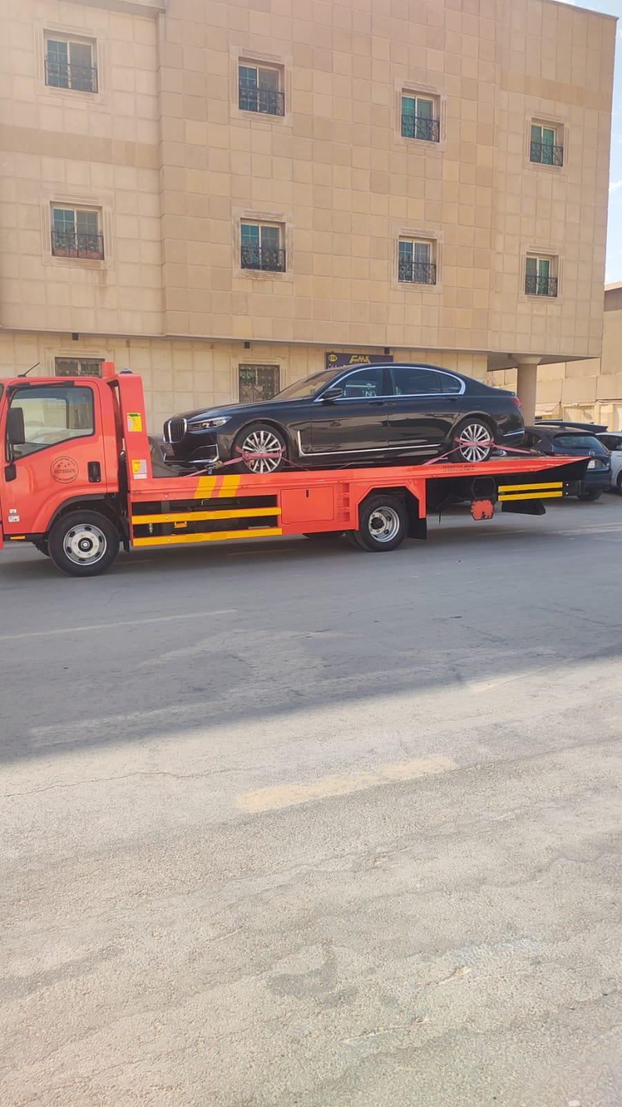 فريق الإنقاذ يتعامل مع حالة طارئة على الطريق